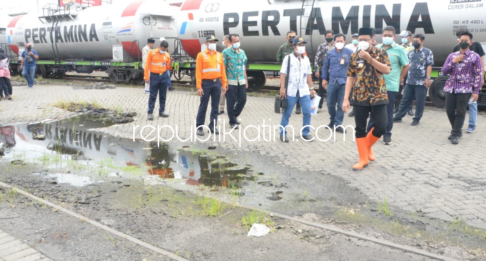 SATGAS - Bupati Sidoarjo, Ahmad Muhdlor Ali (Gus Muhdlor) bakal membentuk Satuan Tugas (Satgas) Pembangunan Frontage Road (FR) agar pembangunan jalan pengurai kemacetan Sidoarjo - Waru ini bisa cepat selesai.