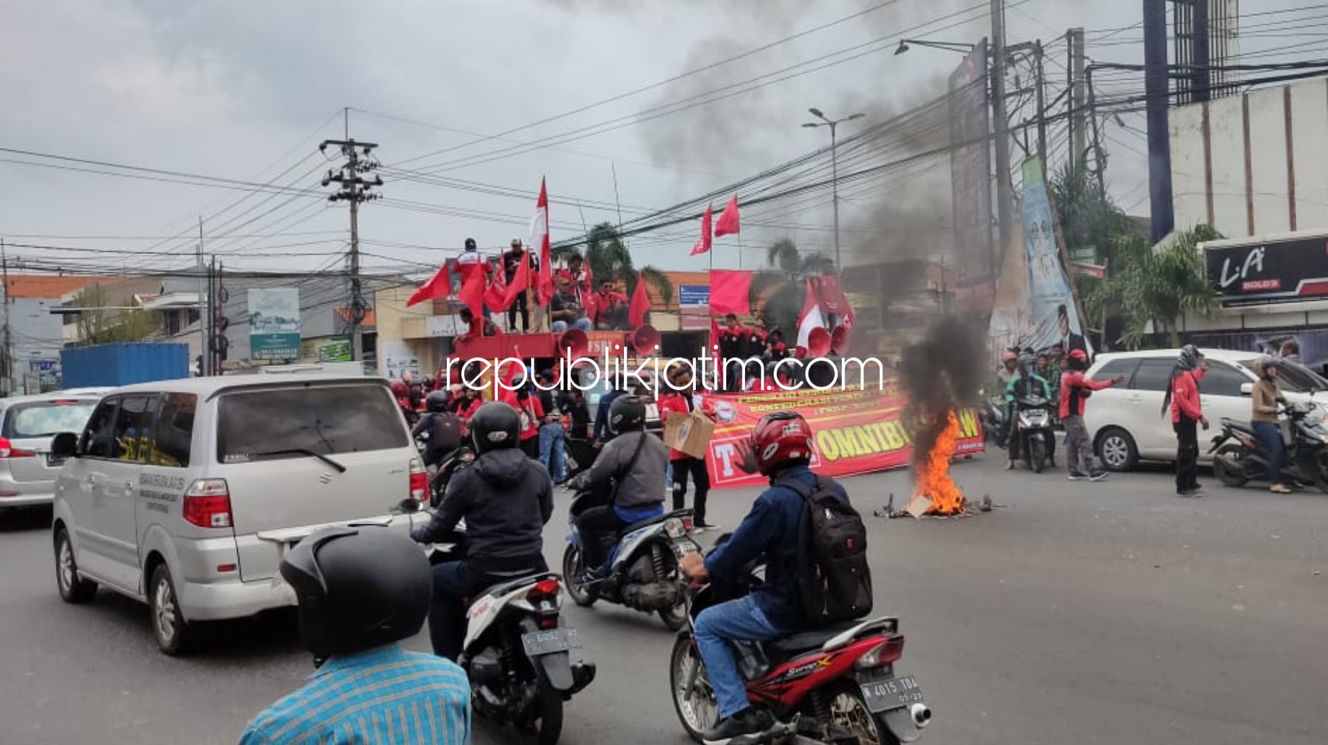 DEMO - Ribuan massa buruh dan mahasiswa yang tergabung dalam aliansi Gerakan Tolak Omnibus Law (GETOL) Jawa Timur memadati Bundaran Waru, Sidoarjo, Rabu (11/03/2020).