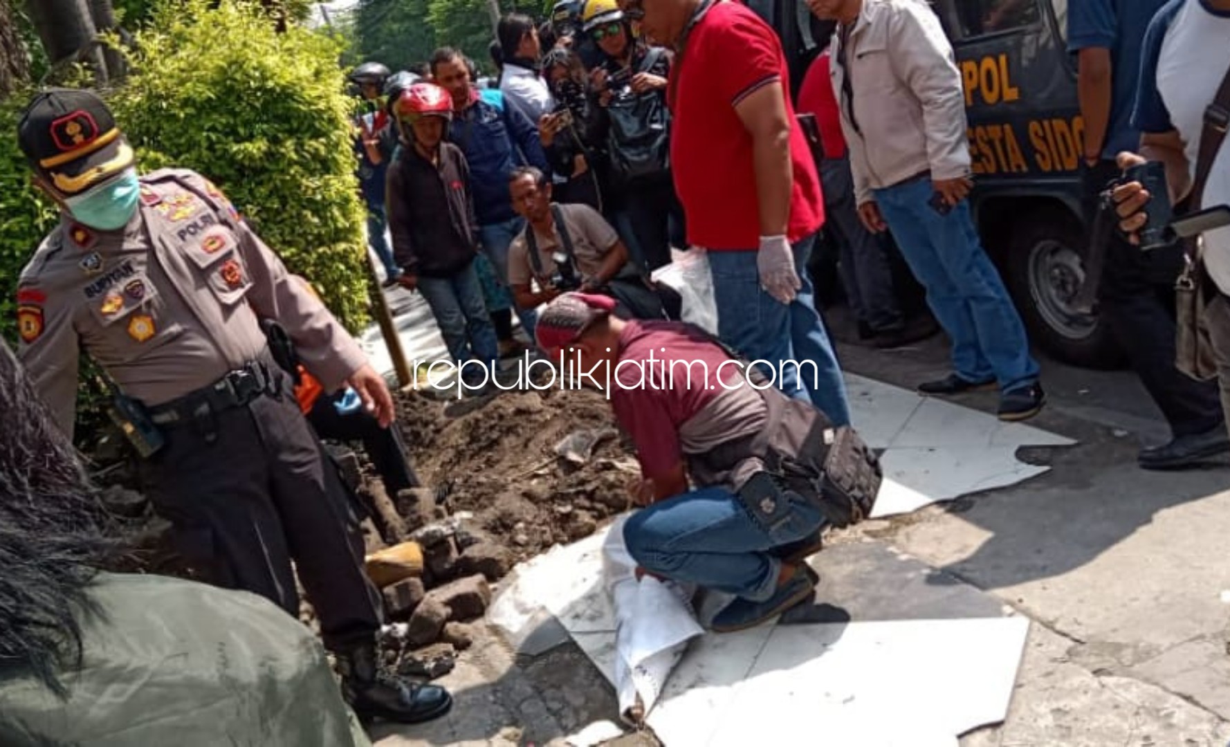 EVAKUASI - Petugas mengevakuasi jenazah, Imam Ahmadi (56) warga Kelurahan Magersari, Kecamatan/Kabupaten Sidoarjo yang tewas dipukul linggis keponakannya, Hamsah (46) di JL Sultan Agung, Kelurahan Magersari, Kecamatan Sidoarjo, Kamis (12/03/2020).