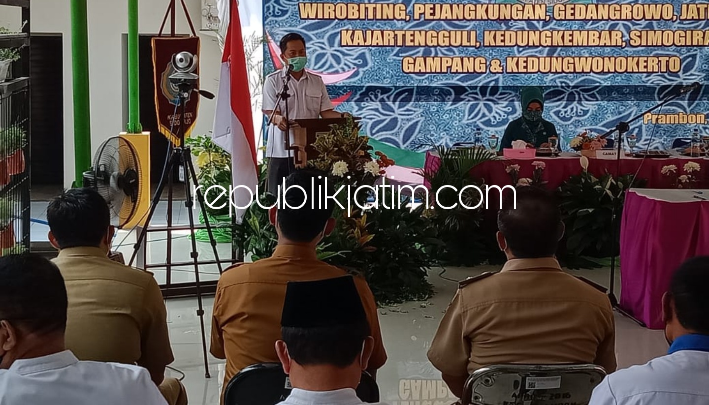 PERINGATKAN - Camat Prambon, Ronny Juliano mengingatkan para Kades agar tetap mensingkronkan RPJMDes yang disusun dengan RPJMD Kabupaten Sidoarjo saat Sertijab Sembilan Kades di Kecamatan Prambon, Sidoarjo, Jumat (12/03/2021).