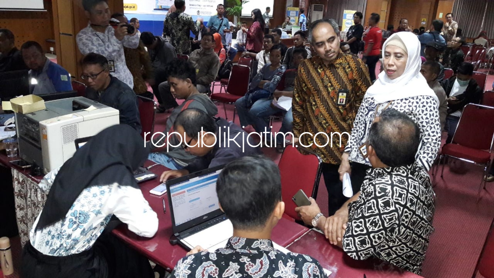 SIDAK - Kepala Kanwil DJP Jatim II, Lusiani menggelar sidak pelayanan laporan SPT Tahunan di KPP Sidoarjo Barat didampingi Kepala KPP Sidoarjo Barat, Ahmad Komara, Selasa (12/03/2019).