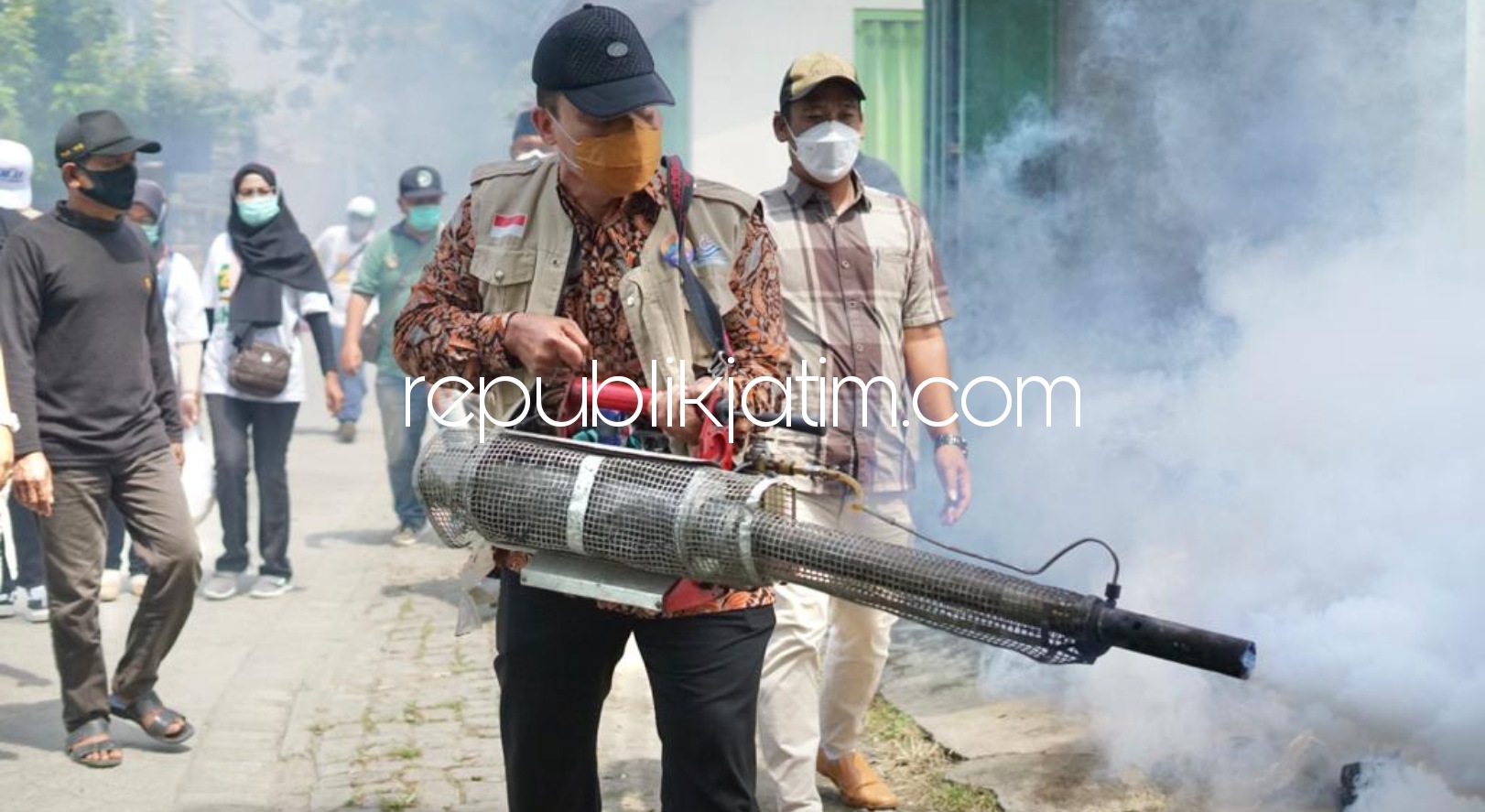 FONGGING - Anggota Dewan Pakar DPP Partai Gerindra, Bambang Haryo Soekartono (BHS) menggelar baksos fogging (pengasapan) di Desa Penambangan, Kecamatan Balongbendo, Sidoarjo lantaran puluhan warga terserang Chikungunya, Jumat (11/03/2021). 