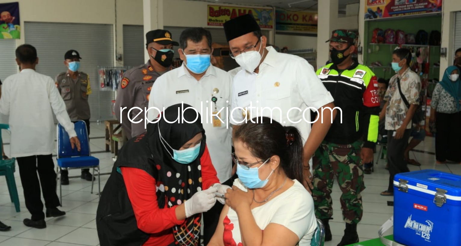 VAKSIN - Bupati Sidoarjo, Ahmad Muhdlor Ali (Gus Muhdlor) didampingi Kepala Dinkes Pemkab Sidoarjo, dr Syaf Satriawarman menyaksikan ratusan pedagang Pasar Tulangan mulai menjalani vaksin, Jumat (12/03/2021).