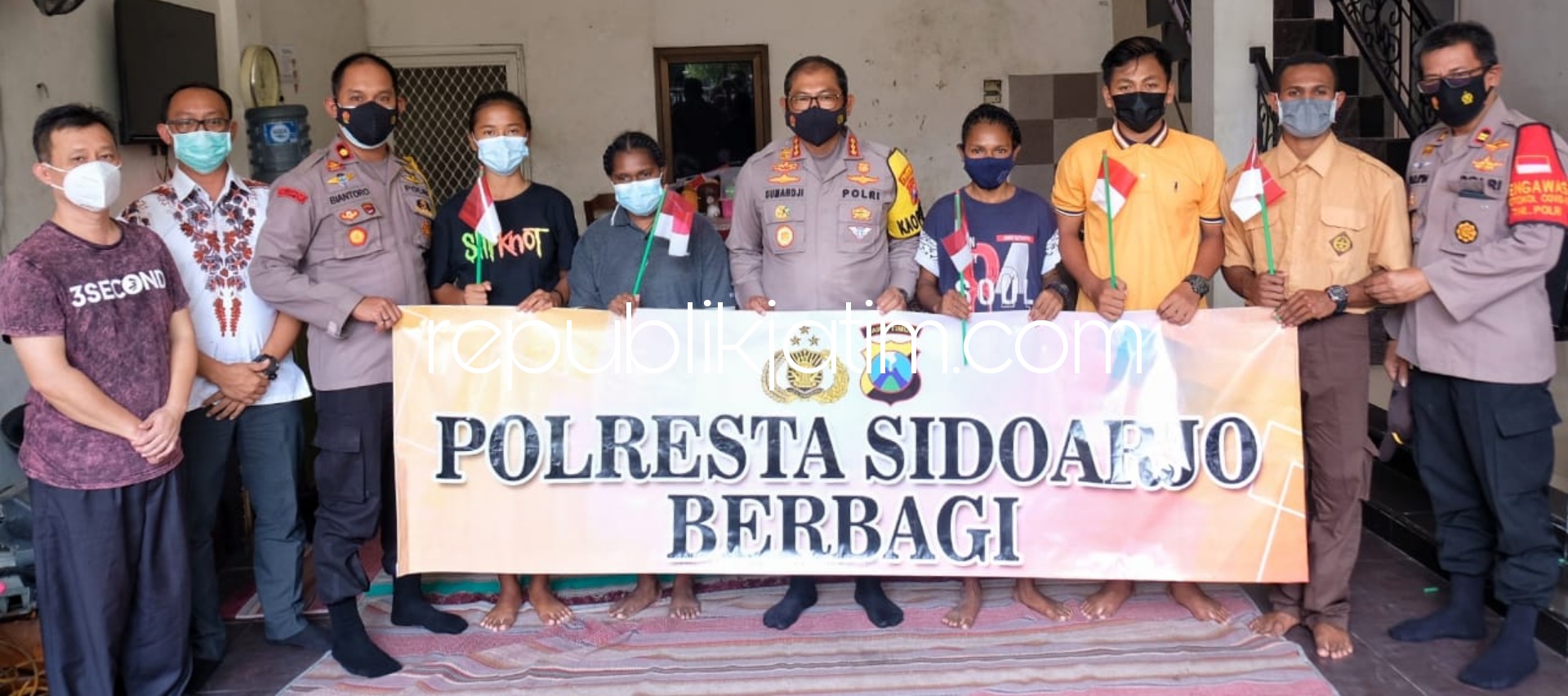 SILATURRAHMI - Kapolresta Sidoarjo, Kombes Pol Sumardji dan jajaran menemui warga Papua yang tinggal di Yayasan Pondok Efrat, Desa Anggaswangi, Kecamatan Sukodono, Sidoarjo, Jumat (12/03/2021).