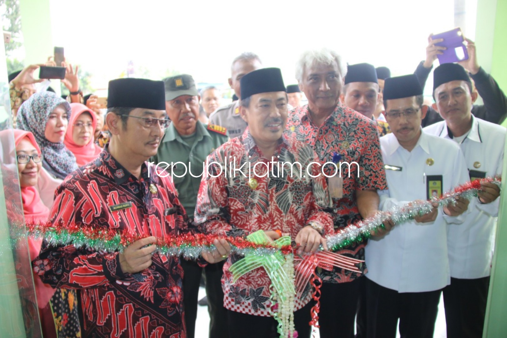 RESMIKAN - Wakil Bupati Sidoarjo, Nur Ahmad Syaifuddin didampingi Kepala Kemenag Sidoarjo, Ahmad Rofi’i meresmikan Kantor Urusan Agama (KUA) Kecamatan Balongbendo di JL Raya Balongbendo- Bypass Krian, Selasa, (12/03/19).