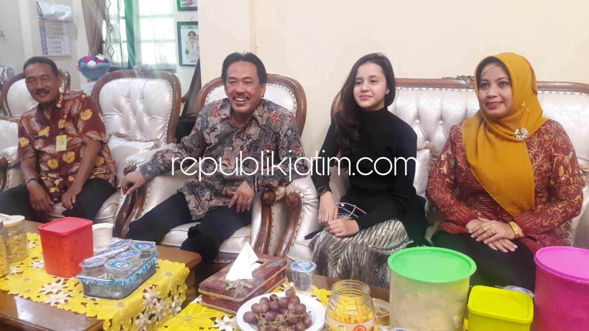 DUKUNGAN - Peserta The Voice Indonesia, Nur Virza Ikhtiarini meminta dukungan Wabup Sidoarjo, Nur Ahmad Syaifuddin agar lolos dan menjadi bintang acara televisi itu, Selasa (12/03/2019).