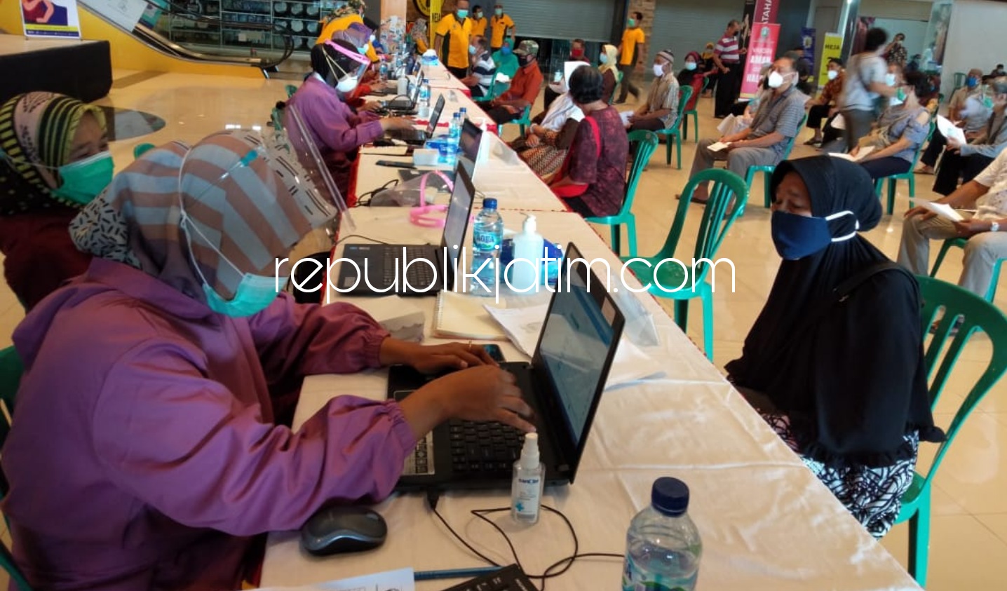 VAKSIN - Sebanyak 1.400 lansia mengikuti vaksin di Ponorogo City Center (PCC) secara bergantian dan harua mematuhi Protokol Kesehatan (Prokes), Jumat (12/03/2021).