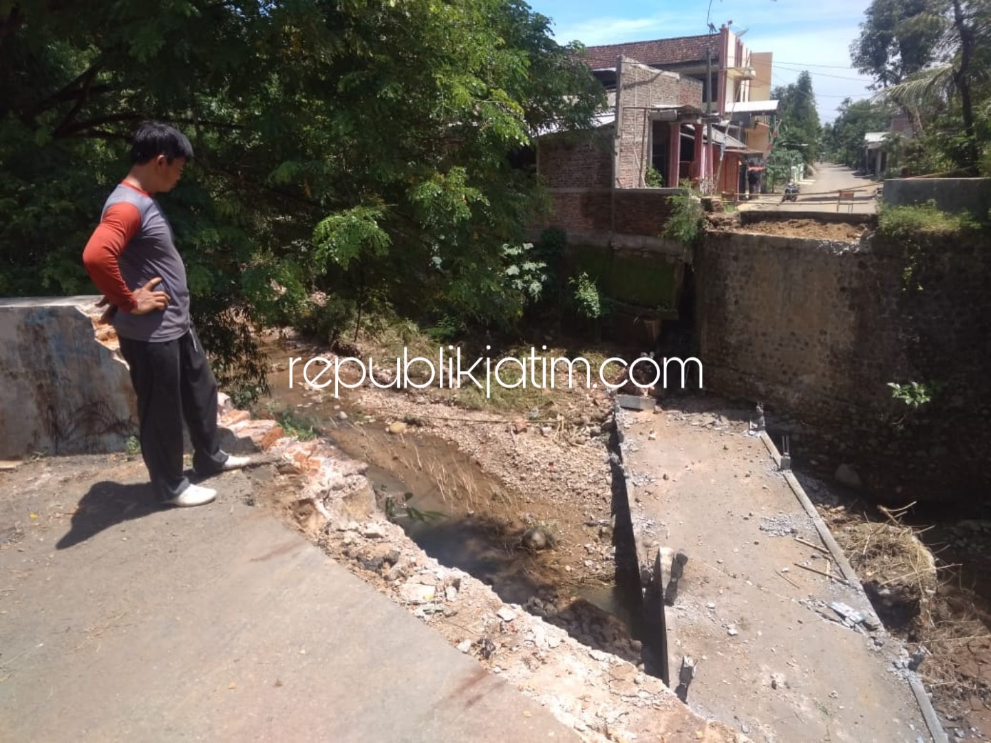 PUTUS - Jembatan antara desa yang berada di Desa Nambak, Kecamatan Bungkal, Ponorogo putus total hingga menyebabkan warga terisolir, Senin (11/03/2019).