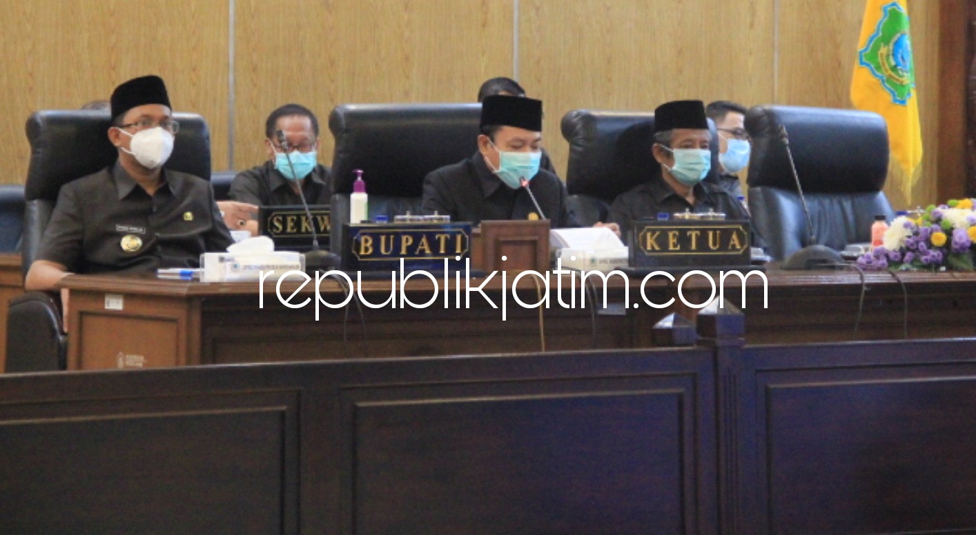 RAPERDA - Bupati Sidoarjo, Ahmad Muhdlor Ali (Gus Muhdlor) memaparkan pentingnya sejumlah Perusahaan Daerah (PD) menjadi Persero dalam rapat paripurna Perubahan Perda PDAU dan BPR Delta Artha di ruang paripurna DPRD Sidoarjo, Sabtu (13/03/2021).