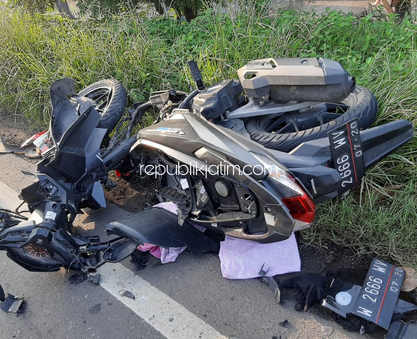RINGSEK - Kondisi ketiga motor yang terlibat kecelakaan di JL Raya Surabaya - Mojokerto Desa Bakungpringgondani, Kecamatan Balongbendo, Sidoarjo ringsek dan korban yang dievakuasi warga dan petugas, Jumat (13/03/2020). 