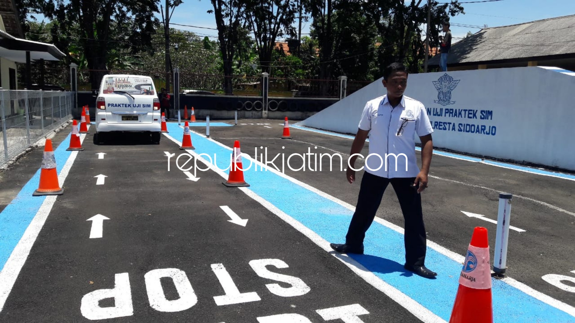 DIOPERASIONALKAN - Ujian praktek pemohon Sim A (mobil) mulai dioperasikan di halaman Satuan Lantas, Polresta Sidoarjo dengan menggunakan sistem sensor ultrasonik, Rabu (13/03/2019).