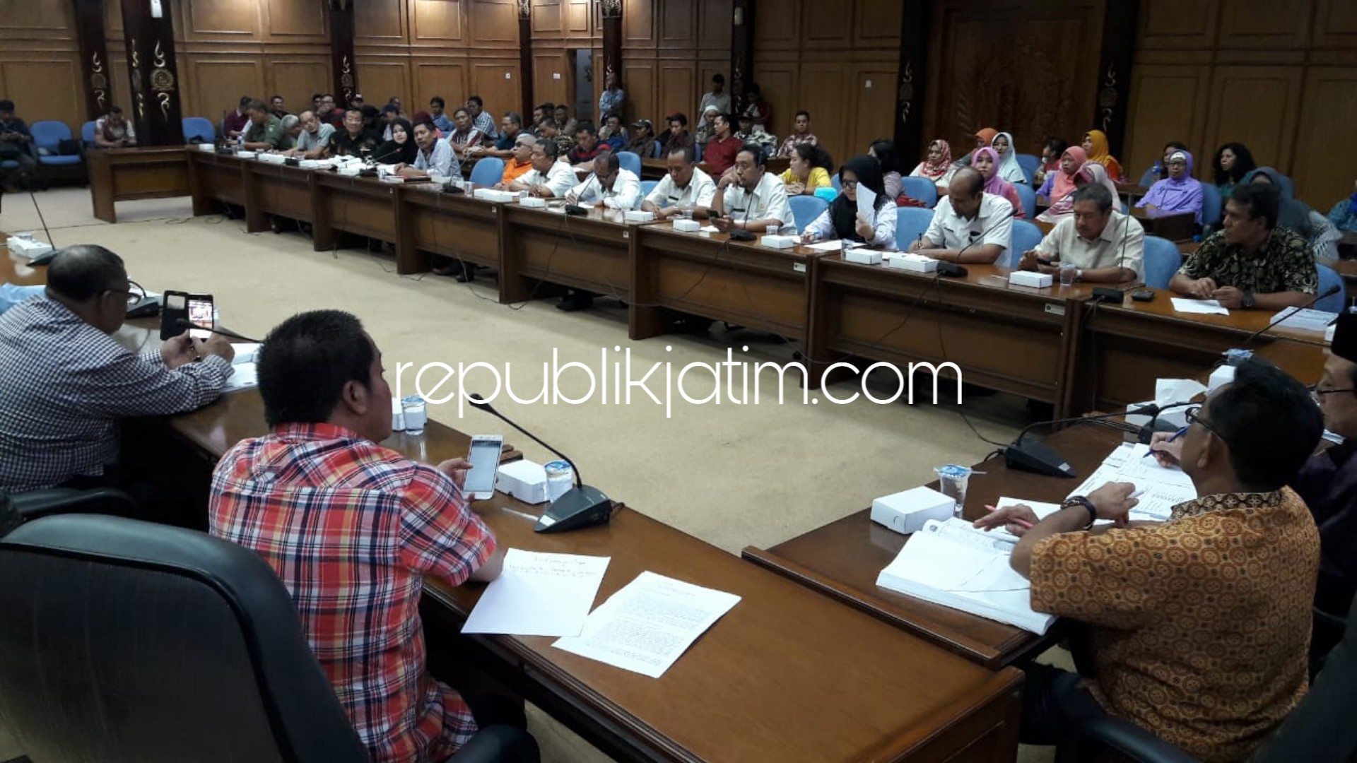 HEARING - Puluhan perwakilan warga Kelurahan Ketegan, Kecamatan Taman mengikuti hearing bersama Komisi A DPRD Sidoarjo bersama sejumlah OPD Pemkab Sidoarjo terkait di ruang Paripurna, Rabu (13/03/2019).