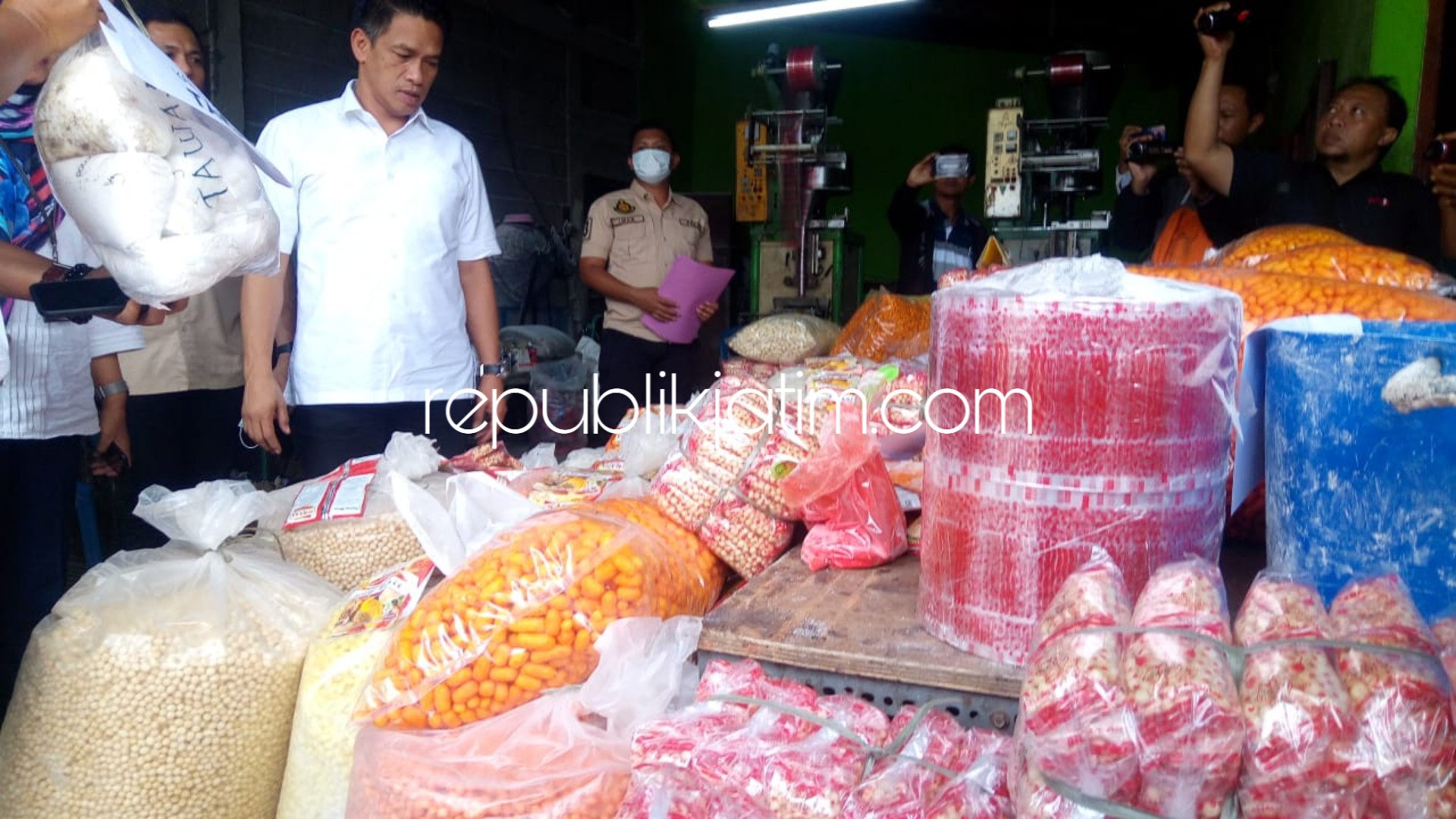 GREBEK - Tim Satgas Pangan Polda Jatim menggrebek pabrik produksi makanan ringan (snack) di Dusun Dodokan, Desa Tanjungsari, Kecamatan Taman, Sidoarjo dan berhasil mengamankan sejumlah barang buktinya, Kamis (14/03/2019).