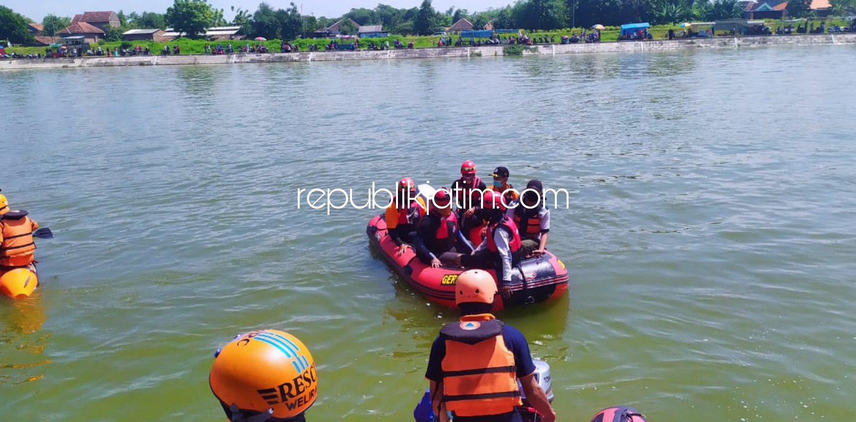 PENCARIAN - Sedikitnya sekitar 100 petugas gabungan diterjunkan untuk mencari keberadaan korban tenggelam di Long Storage Kalimati, Ach Dafin Affandi (18) warga Desa Terungwetan, Kecamatan Krian, Sidoarjo, Minggu (14/03/2021).