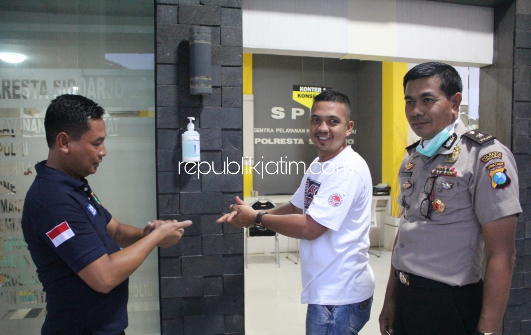 CEGAH - Sebagai langkah antisipasi penyebaran Virus Corona (Covid-19) sejumlah ruang di Polresta Sidoarjo dilengkapi botol hand sanitizer di pintu masuk dan pengunjung harus diukur suhu tubuhnya dengan Thermal Gun, Sabtu (14/03/2020).