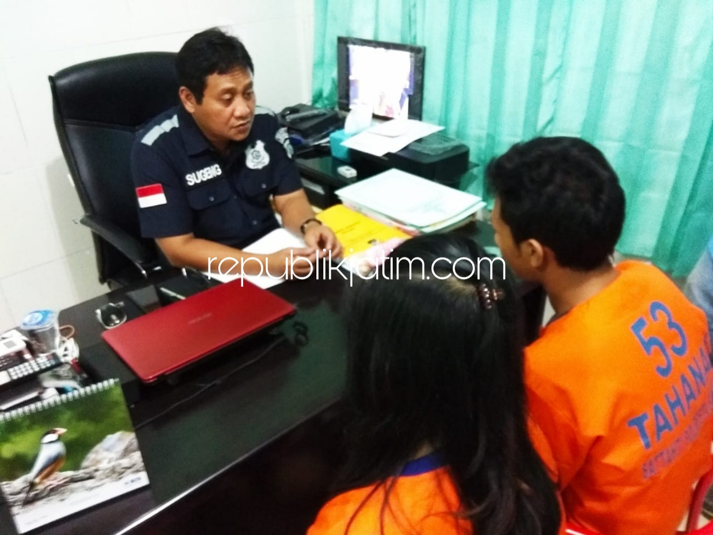 PASUTRI - Pasangan suami istri (Pasutri), Andi Ansyaarullah Hidayat (21) dan Syakina Kodriyah (19) warga asal Lingkungan Kuti, Kelurahan Kutorejo, Kecamatan Pandaan, Kabupaten Pasuruan diringkus Satuan Reskoba, Polresta Sidoarjo, Kamis (14/03/2019).
