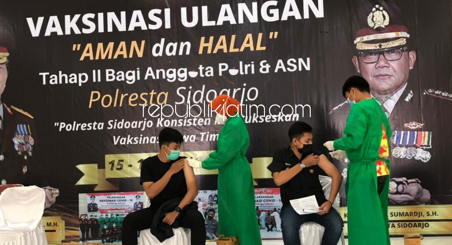 VAKSIN - Ratusan anggota dan ASN Polresta Sidoarjo menjalani vaksin tahap kedua yang diselenggarakan di Gedung Serbaguna Polresta Sidoarjo, Senin (15/03/2021). 