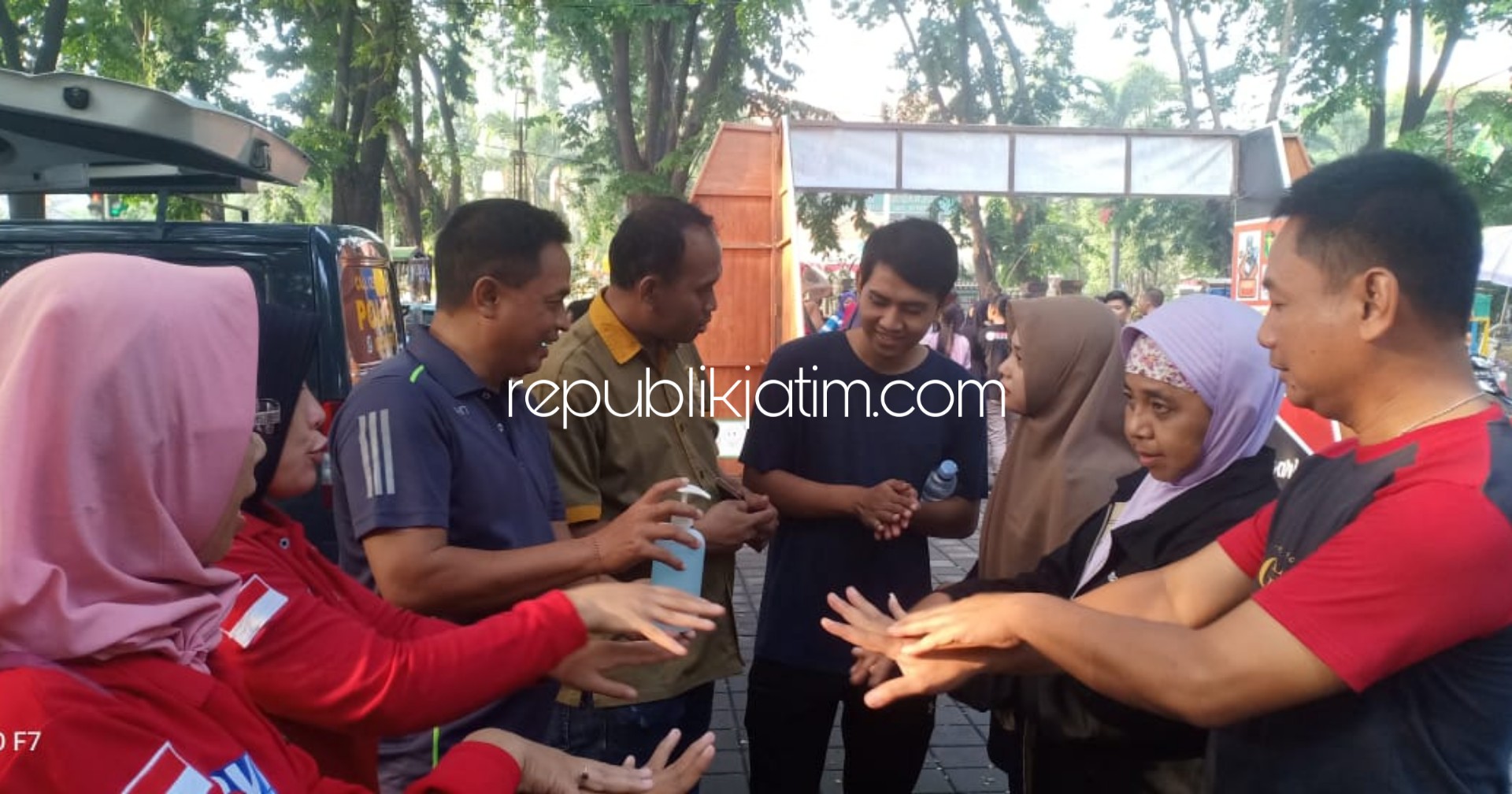 CUCI TANGAN - Petugas Polresta Sidoarjo bersama sejumlah instansi terkait lain sosialisasi pentingnya mencuci tangan mencegah virus Corona di Car Free Day di Alun-alun Sidoarjo, Minggu (15/03/2020).