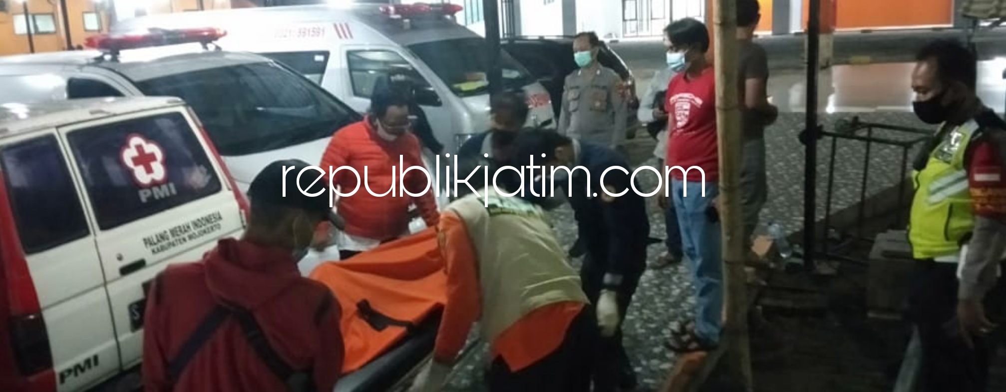 DITEMUKAN - Korban tenggelam, Ach Dafin Afandi (18) warga RT 01, RW 01, Desa Terungwetan, Kecamatan Krian yang tenggelam di Long Storage Kalimati Dusun Mliring, Desa Leminggir, Kecamatan Mojosari, Kabupaten Mojokerto ditemukan, Minggu (14/03/2021) malam.