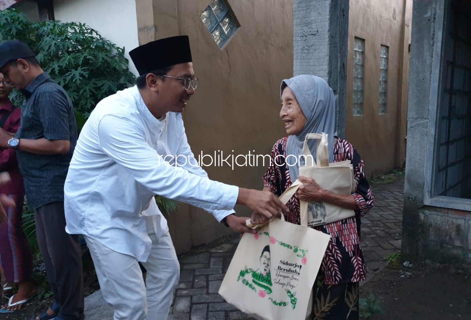 MENYAPA - Bacabup Sidoarjo, Ahmad Muhdlor Ali (Gus Muhdlor) menyapa ibu-ibu yang berbelanja di Dusun Balepanjang, Desa Tropodo, Kecamatan Krian, Sidoarjo, Sabtu (14/03/2020). 