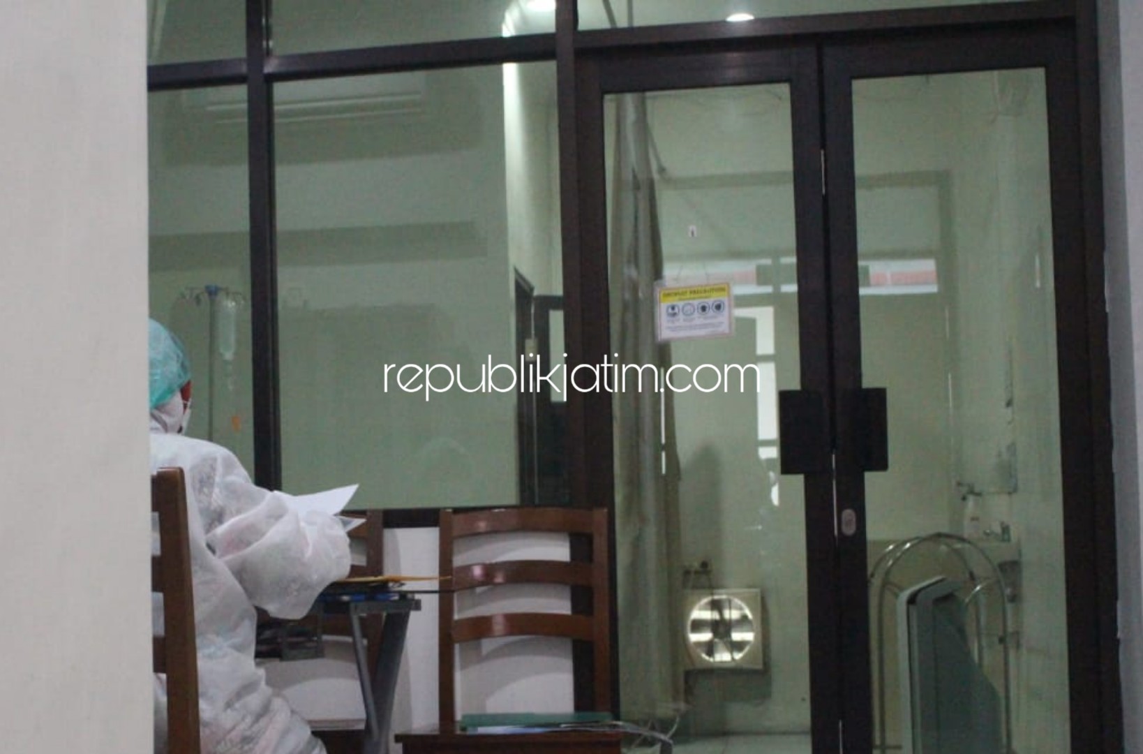 ISOLASI - Ruang isolasi bagi Pasien Dalam Pengawasan (PDP) RSUD Sidoarjo kini merawat soerang pria yang baru datang dari Jakarta, Minggu (15/03/2020).