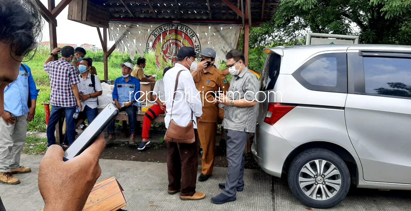 SURVEI - Sejumlah pejabat Pemkab Sidoarjo dan pemenang tender lelang pembangunan RSUD Sidoarjo Barat serta konsultan dan kontraktor mensurvei lokasi di Kelurahan Tambakkemerakan, Kecamatan Krian, Sidoarjo, Senin (15/03/2021).