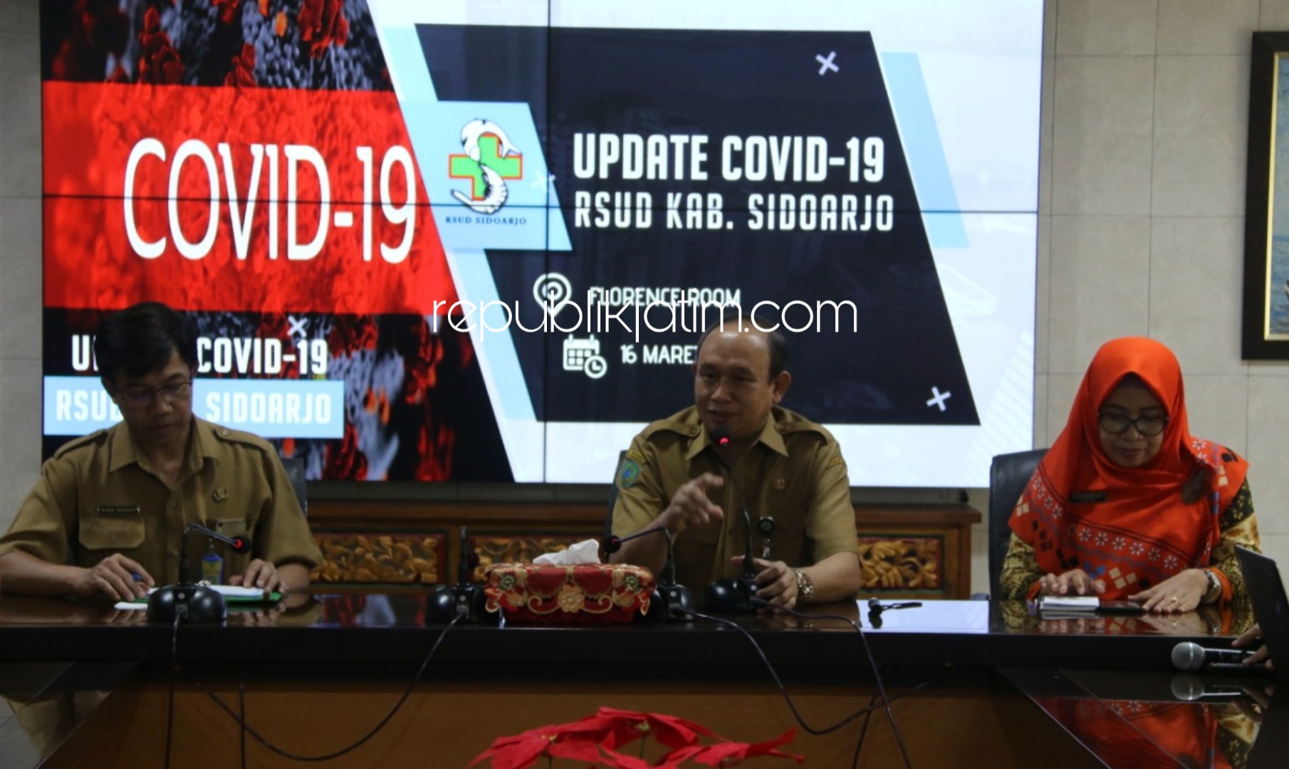 KETERANGAN - Direktur RSUD Sidoarjo, dr Atok Irawan, Sp P memberikan keterangan saat konferensi pers soal Pasien Dalam Pengawasan (PDP) Corona di ruang rapat RSUD Sidoarjo, Senin, (16/03/2020).