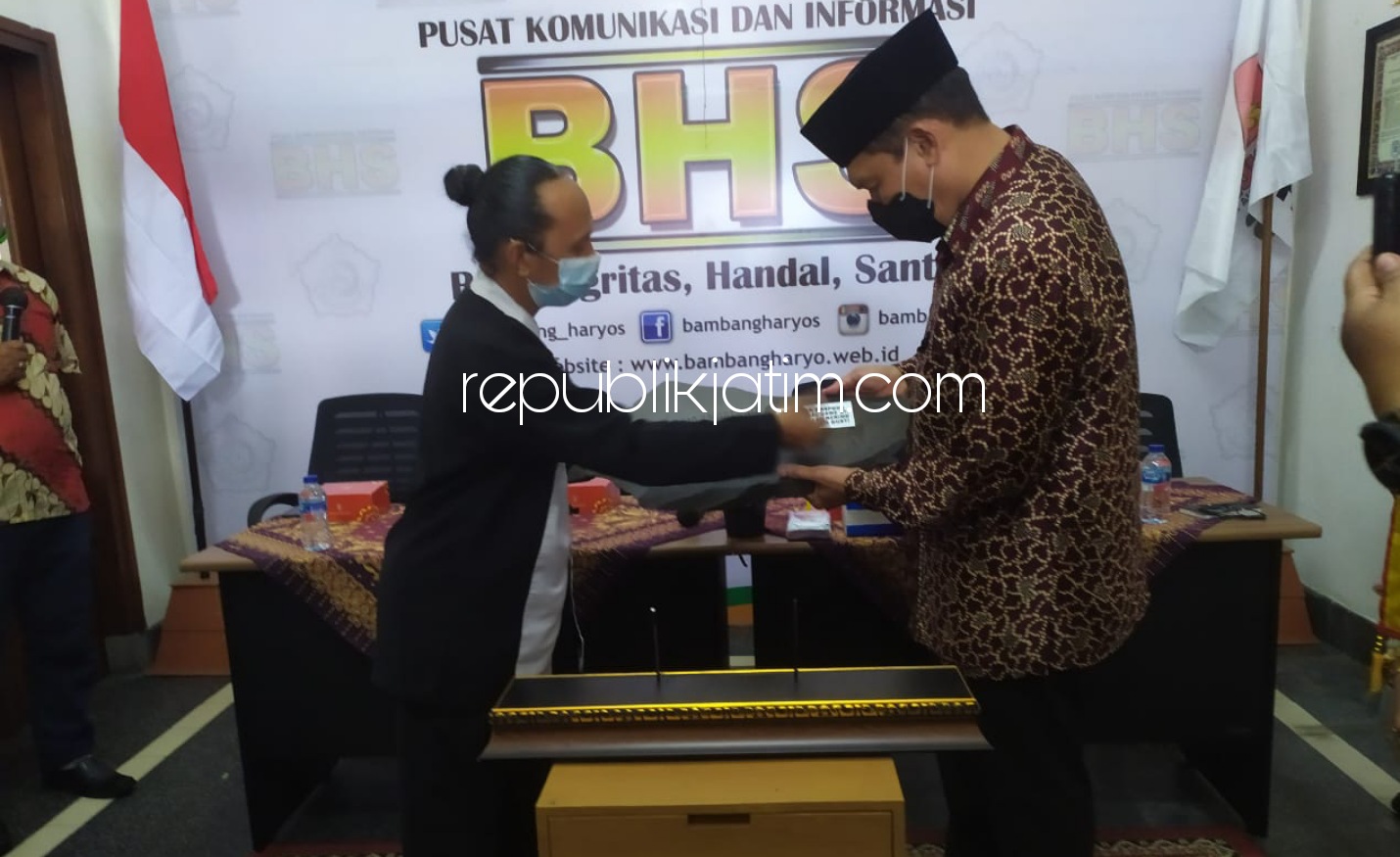 PENGHARGAAN - Anggota Dewan Pakar DPP Partai Gerindra, Bambang Haryo Soekartono (BHS) terima penghargaan Prasasti Aksara Jawa dari Ketua Paguyuban dan Pelestari Aksara Jawa Jatim Bagus Heri Setyadji di Media Center BHS, Jl Diponegoro, Selasa (16/03/2021).