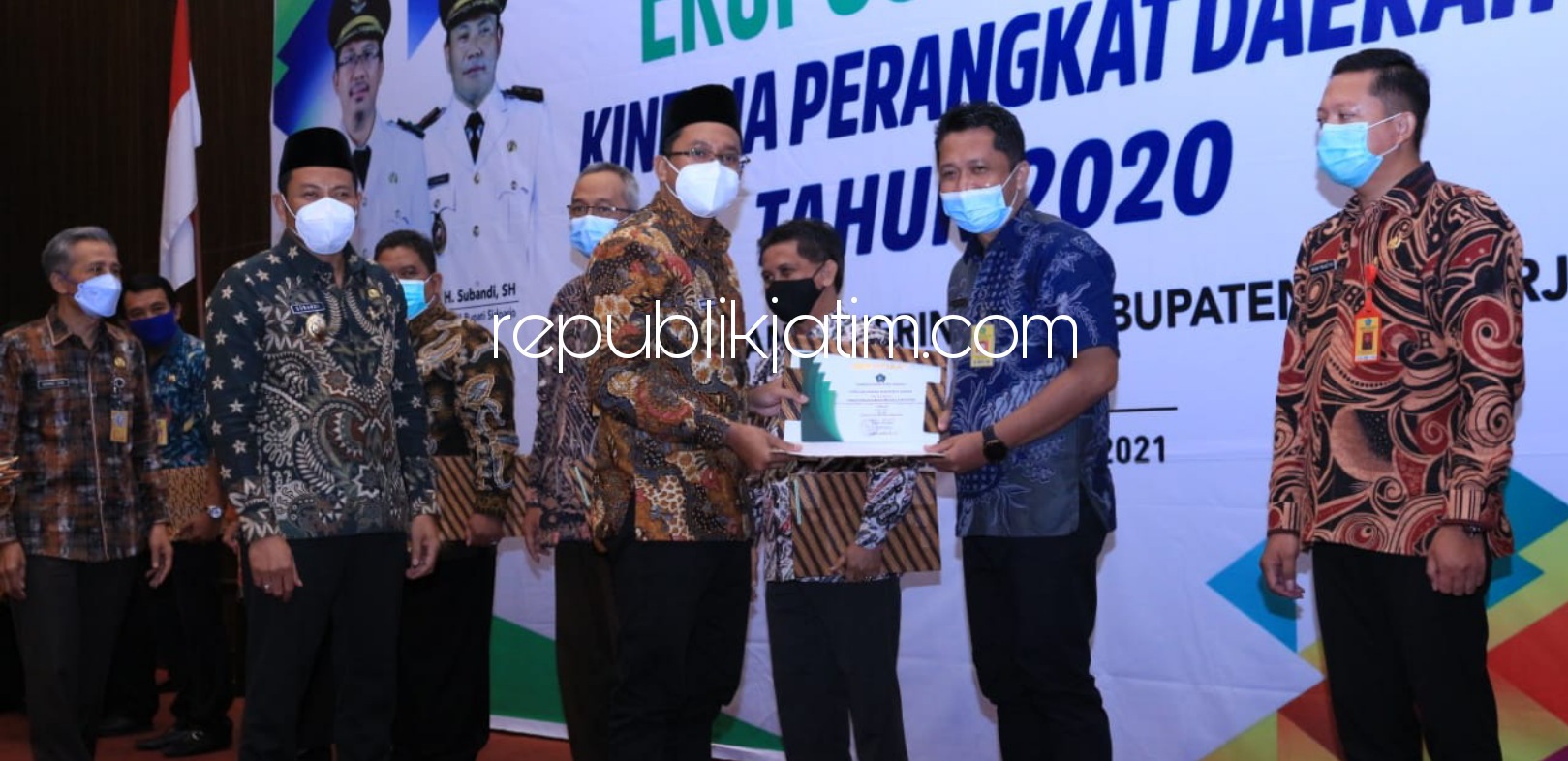 PENGHARGAAN - Bupati Sidoarjo, Ahmad Muhdlor Ali (Gus Muhdlor) memberikan sertifikat penghargaan untuk 17 OPD berkinerja tinggi dalam kegiatan Ekspose Monev Kinerja Perangkat Daerah Tahun 2020 di Fave Hotel, Sidoarjo, Selasa (16/03/2021). 