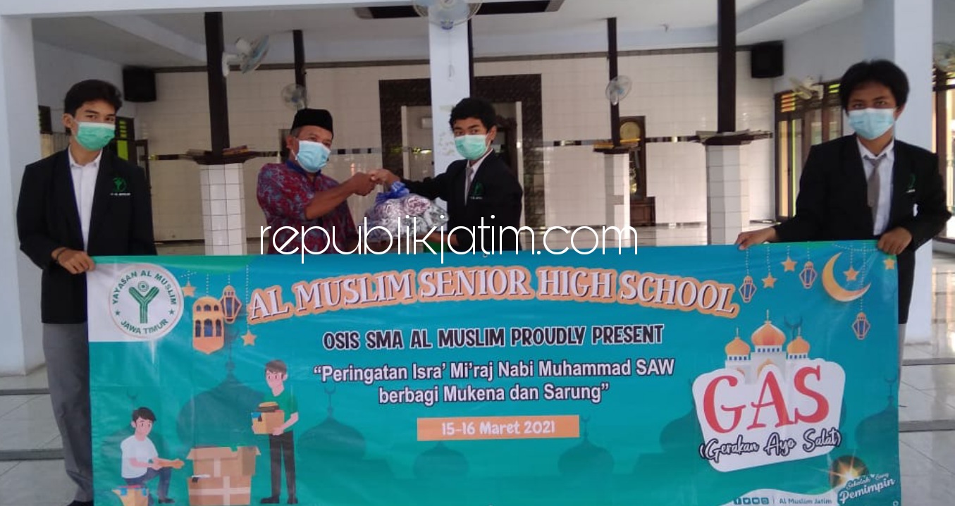 BERBAGI - Para pengurus OSIS SMA Al Muslim membagikan sarung dan mukenah untuk 10 masjid di sekitar JL Raya Wadungasri, Kecamatan Waru, Sidoarjo, Selasa (16/03/2021).