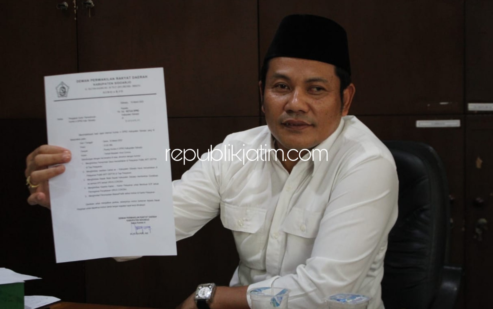 HIMBAUAN - Ketua Komisi A DPRD Sidoarjo, Subandi menunjukkan surat himbauan yang bakal diterbitkan untuk desa, kelurahan dan kecamatan agar menyediakan antiseptik, Senin (16/03/2020).