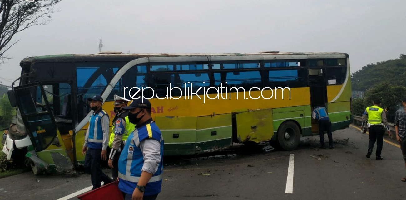 TABRAK - Bus bernopol P 7156 UG PO Anugerah yang dikemudikan Mulyono (36) warga Pelan Sumberasih, Probolinggo menabrak Guardrill (pembatas tengah) hingga menutup Jalur A Tol Gempol - Sidoarjo, Selasa (16/03/2021).