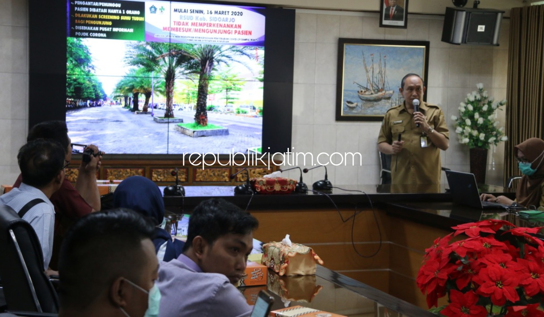 PAPARAN - Direktur RSUD Sidoarjo, dr Atok Irawan, Sp P memberikan paparan soal adanya dua PDP Corona di RSUD Sidoarjo, Senin (16/03/2020).