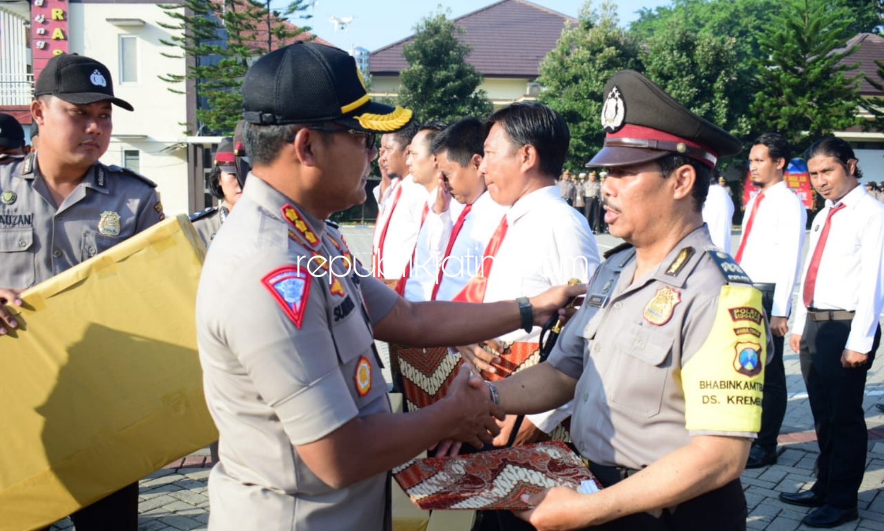 PENGHARGAAN - Kapolresta Sidoarjo, Kombes Pol Sumardji memberikan penghargaan untuk 19 anggota dan jajarannya karena prestasinya saat apel, Senin (16/02/2020). 