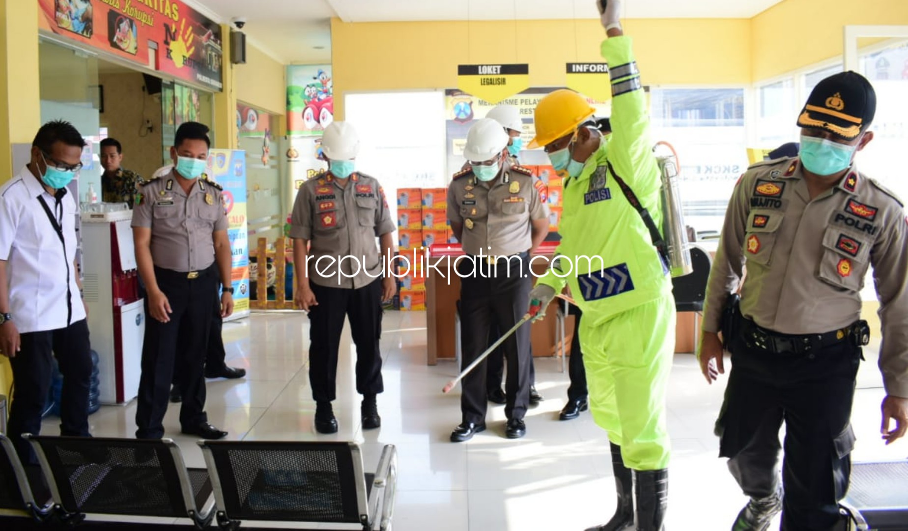 PENYEMPROTAN - Sebagai langkah pencegahan penyebaran Virus Corona (Covid-19), ruang pelayanan publik di Polresta Sidoarjo disemprot cairan disinfektan, Selasa (17/03/2020).
