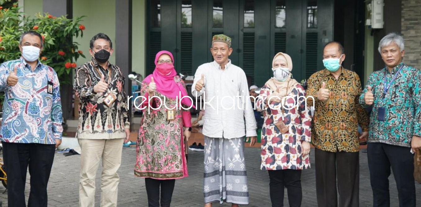 SOWAN - Kepala Kanwil DJP Jatim II, Lusiani bersama staf sowan ke Pengasuh Pesantren Progresif Bumi Sholawat, KH Agoes Ali Masyhuri di Desa Lebo, Kecamatan Sidoarjo, Rabu (17/03/2021).