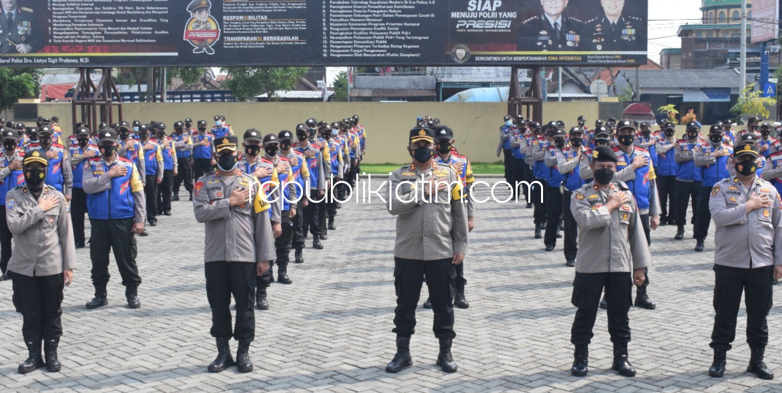 ARAHAN - Wakapolresta Sidoarjo AKBP Deny Agung memimpin apel pagi sekaligus memberi arahan soal PPKM di halaman Polresta Sidoarjo, Rabu (17/03/2021).