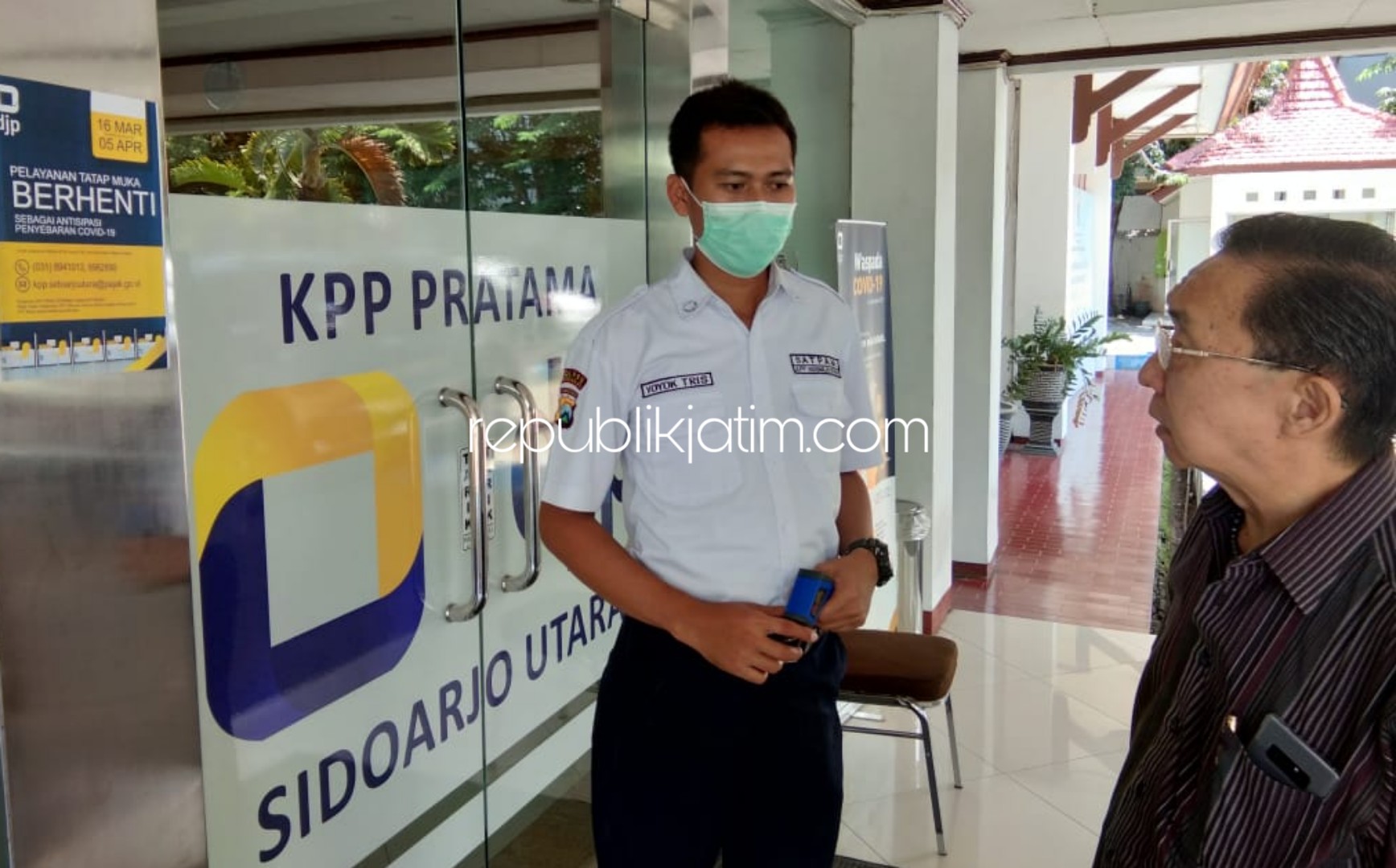 PEMERIKSAAN - Sejumlah petugas KPP Pratama Sidoarjo Utara menggunakan masker dan pengunjung diperiksa suhu badannya sebagai antisipasi penyebaran virus Corona beberapa hari lalu.