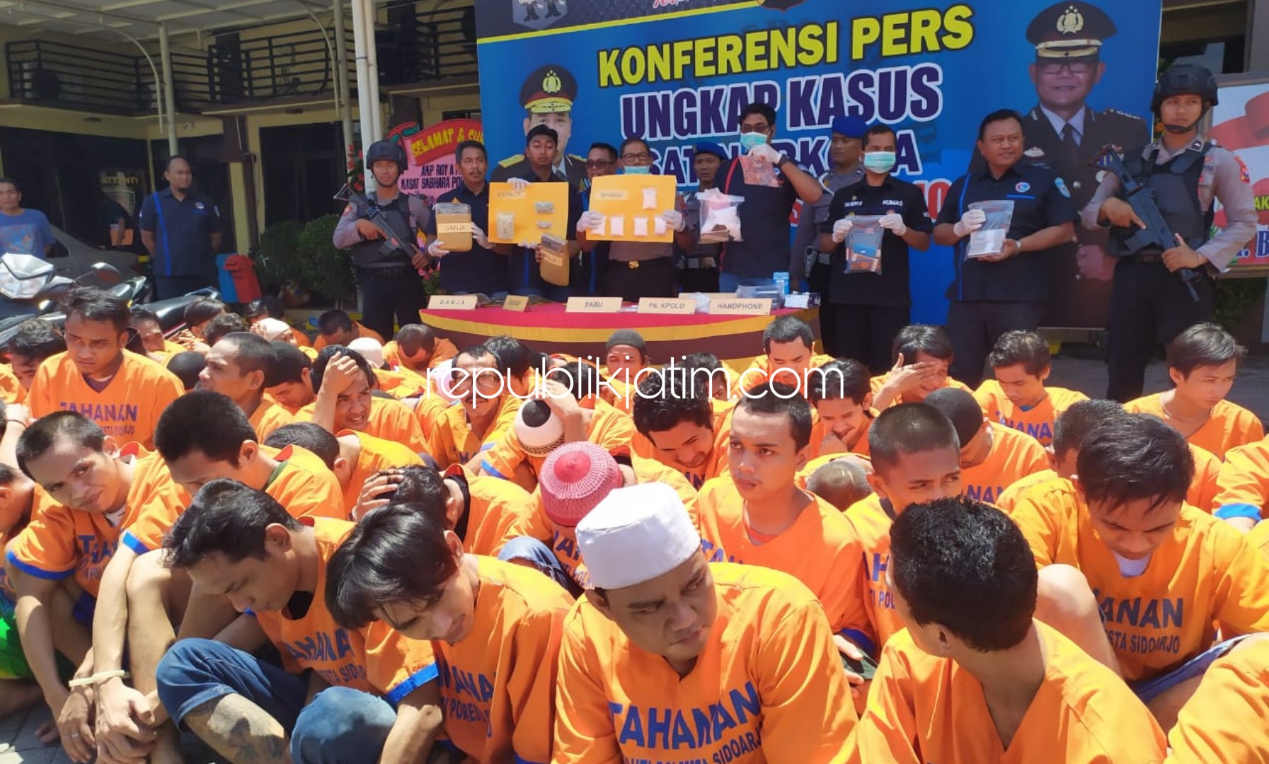 PAMERKAN - Kapolresta Sidoarjo, Kombes Pol Sumardji dan Kasat Reskoba Polresta Sidoarjo memamerkan 76 tersangka kasus peredaran narkoba di Sidoarjo beserta barang buktinya, Selasa (17/03/2020).