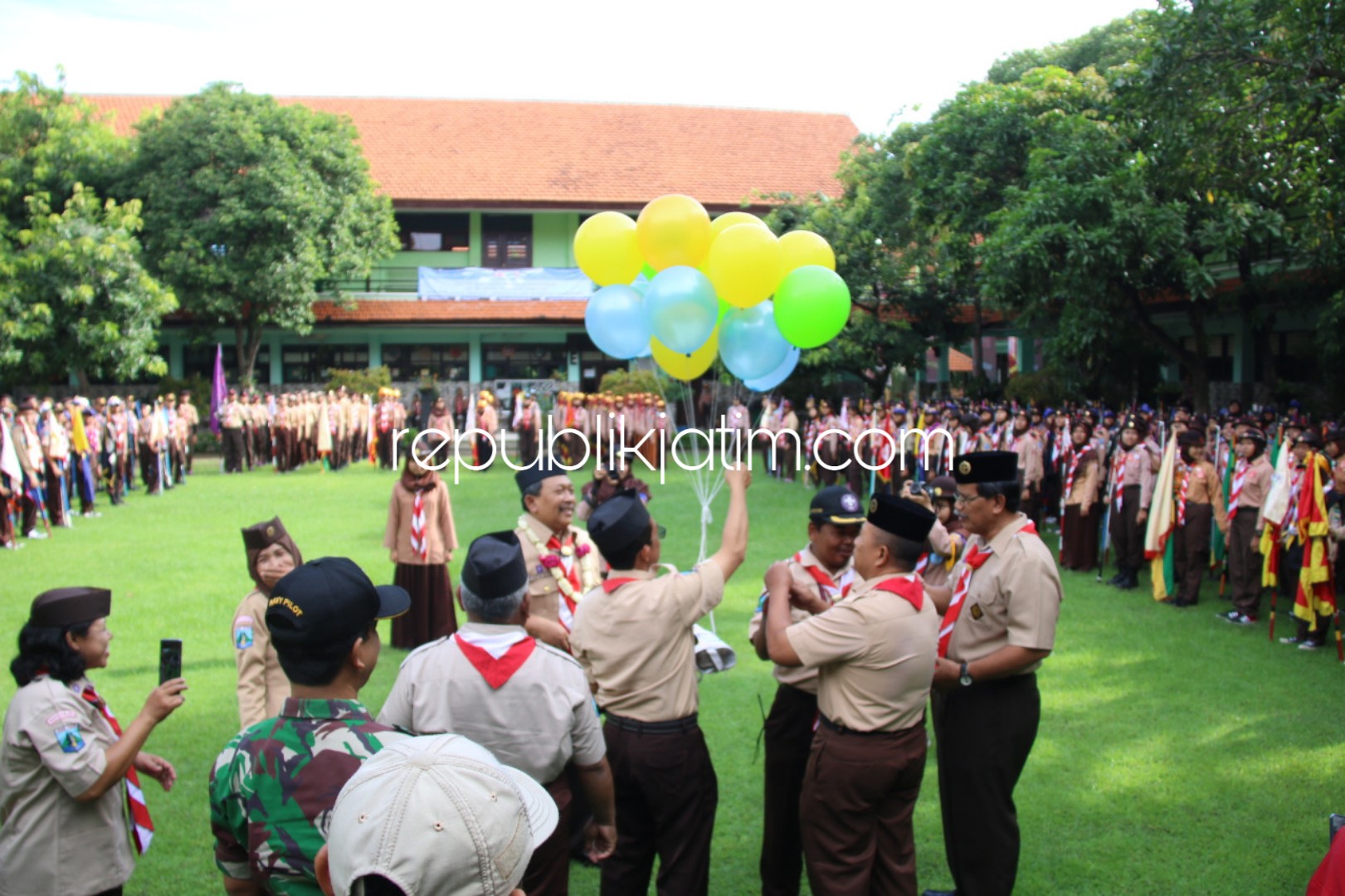 PENGGALANG - Sebanyak 580 anggota pramuka penggalan mengikuti lomba kepramukaan tingkat SMP (penggalang) di SMKN 2 Buduran, Sidoarjo, Minggu (17/03/2019).