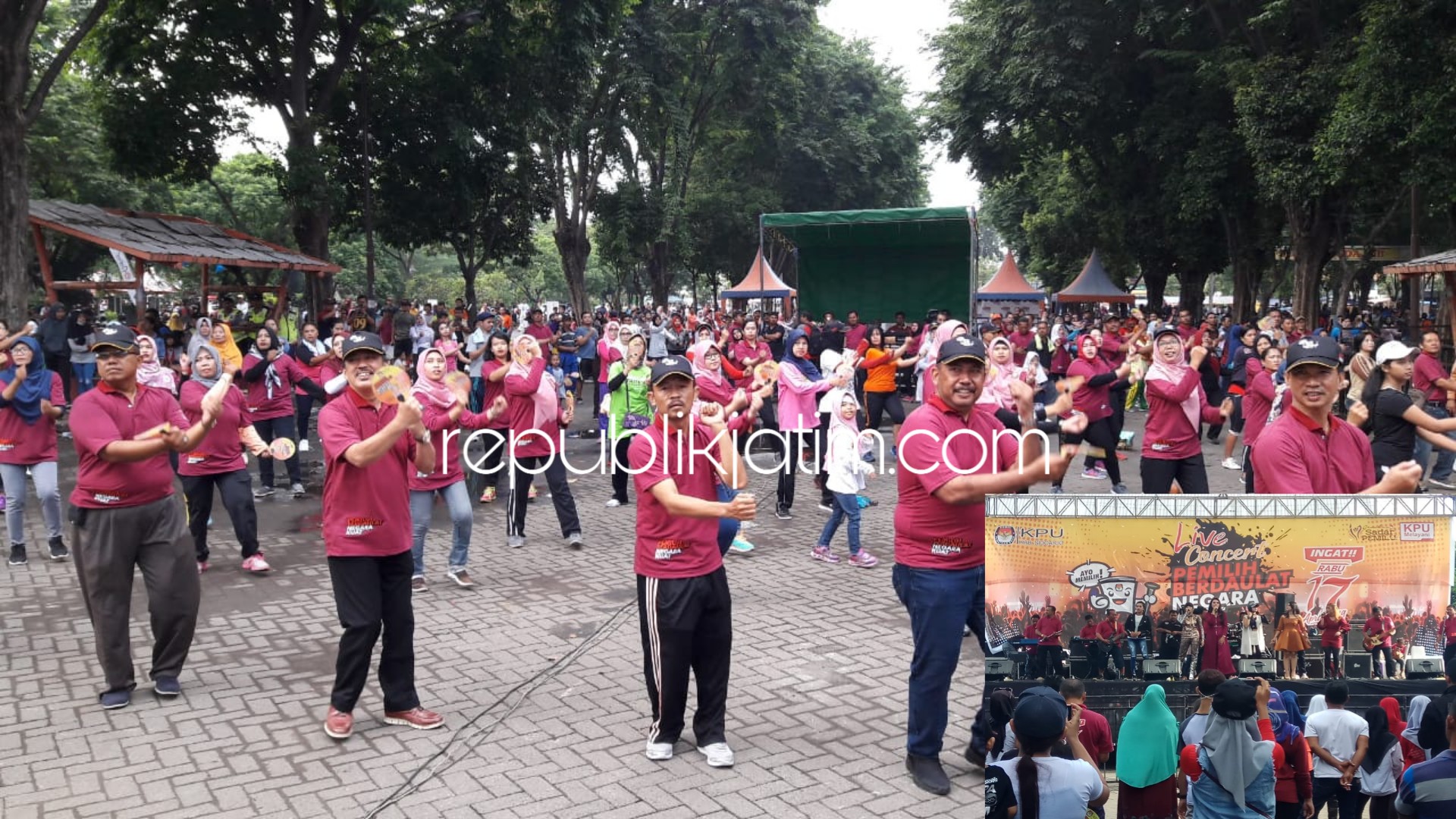 SENAM PEMILU - Ketua KPU Sidoarjo, M Zainal Abidin dan Wabup Sidoarjo, Nur Ahmad Syaifuddin meramaikan acara Senam dan Pertunjukan Konser Dangdut di Parkir Timur GOR Sidoarjo bersama ratusan warga untuk menekan angka golput, Minggu (17/03/2019).