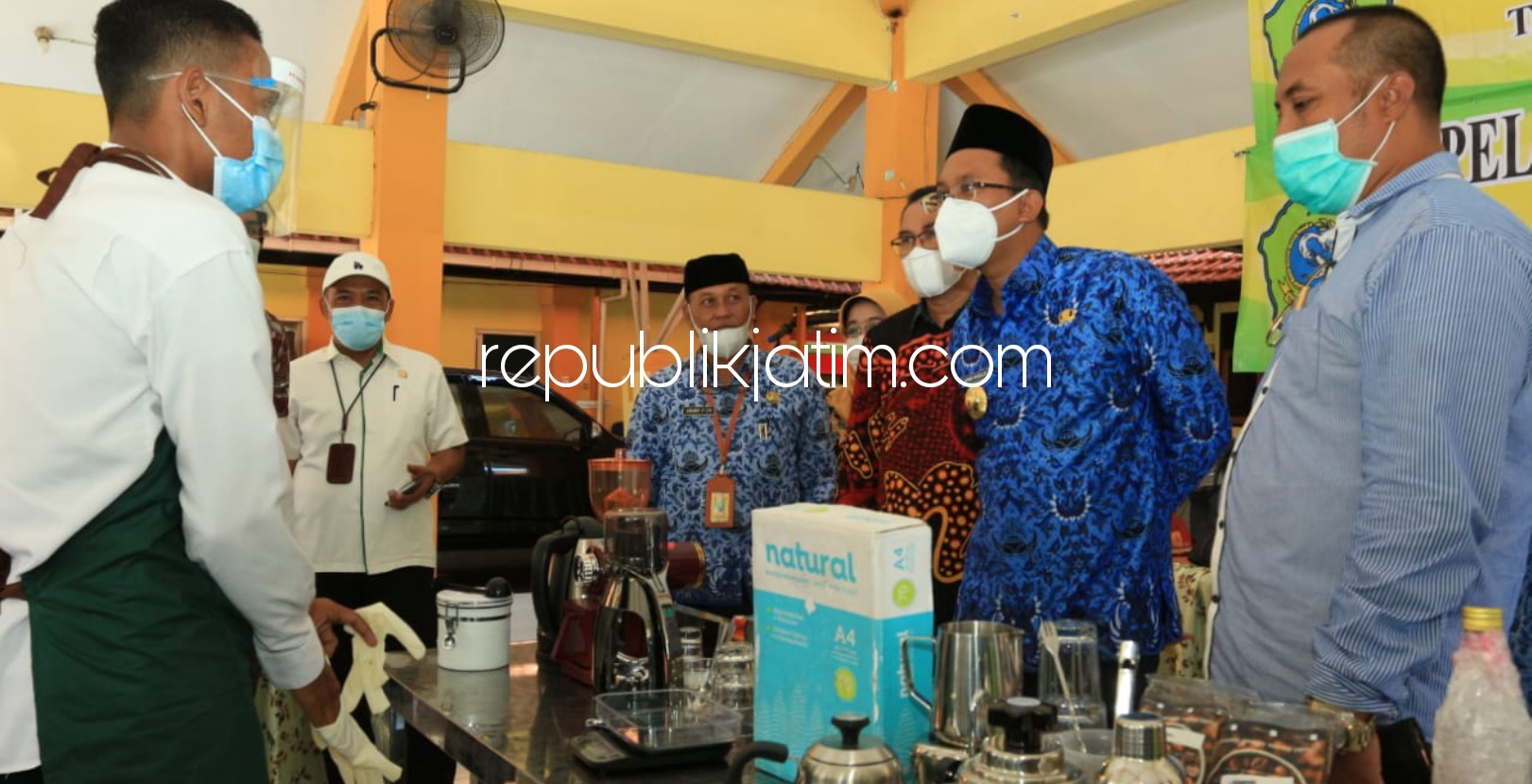 PELATIHAN - Bupati Sidoarjo, Ahmad Muhdlor Ali (Gus Muhdlor) mengajak semua pihak atasi pengangguran di Sidoarjo saat menutup pelatihan Barista dan SPA Refleksiologi bagi warga Jabon di Kantor Kecamatan Jabon, Sidoarjo, Rabu (17/03/2021).