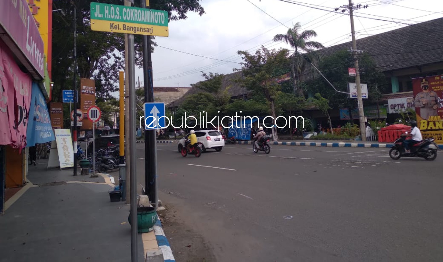 FACE OFF - Kondisi JL HOS Cokroaminto, Kota Ponorogo yang sudah diukur tim Bappeda Litbang dan Dinas PUPR Pemkab Ponorogo untuk diface off, Rabu (17/03/2021).
