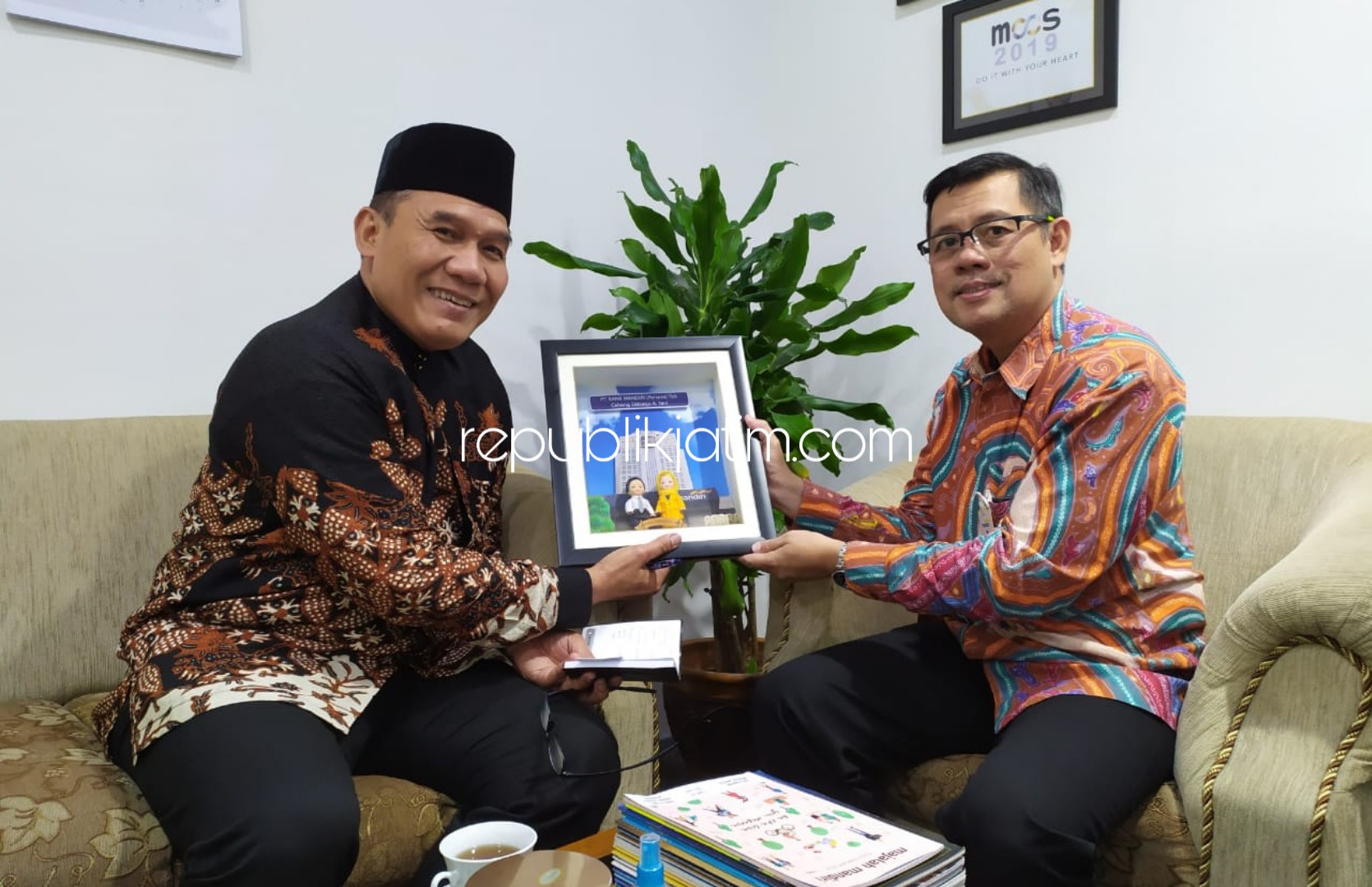 UMKM - Bakal Calon Bupati (Bacabup), Bambang Haryo Soekartono (BHS) dan Branch Manager Bank Mandiri Sidoarjo, Yusuf Usamah menunjukkan hasil salah satu UMKM Sidoarjo yang layak mendapatkan Kredit Usaha Rakyat (KUR), Rabun(18/03/2020).
