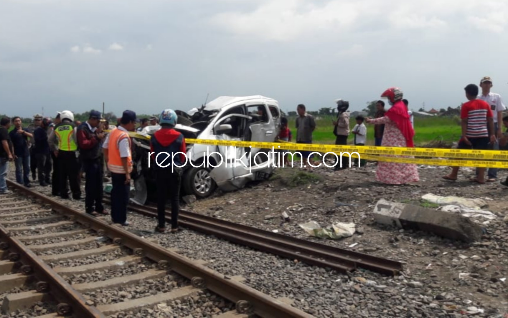 HANCUR - Mobil Cevrolet Spin bernopol N 1135 BO yang dikemudikan Satria Mukhlis Saifudin (25) warga Candi Jaya, Desa/Kecamatan Candi hancur usai ditabrak KA Penataran di Desa Tenggulunan, Kecamatan Candi, Sidoarjo, Senin (18/03/2019).