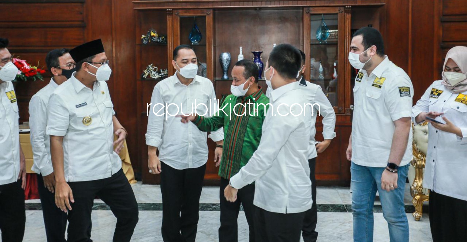 DIALOG - Bupati Sidoarjo, Ahmad Muhdlor Ali (Gus Muhdlor) berdialog dengan Kepala BKPM RI Bahlil Lahadalia, Wali Kota Surabaya Bupati Gresik dan anggota Komisi VI DPR RI Mufti A di Rumah Dinas Walikota Surabaya, Kamis (18/03/2021).