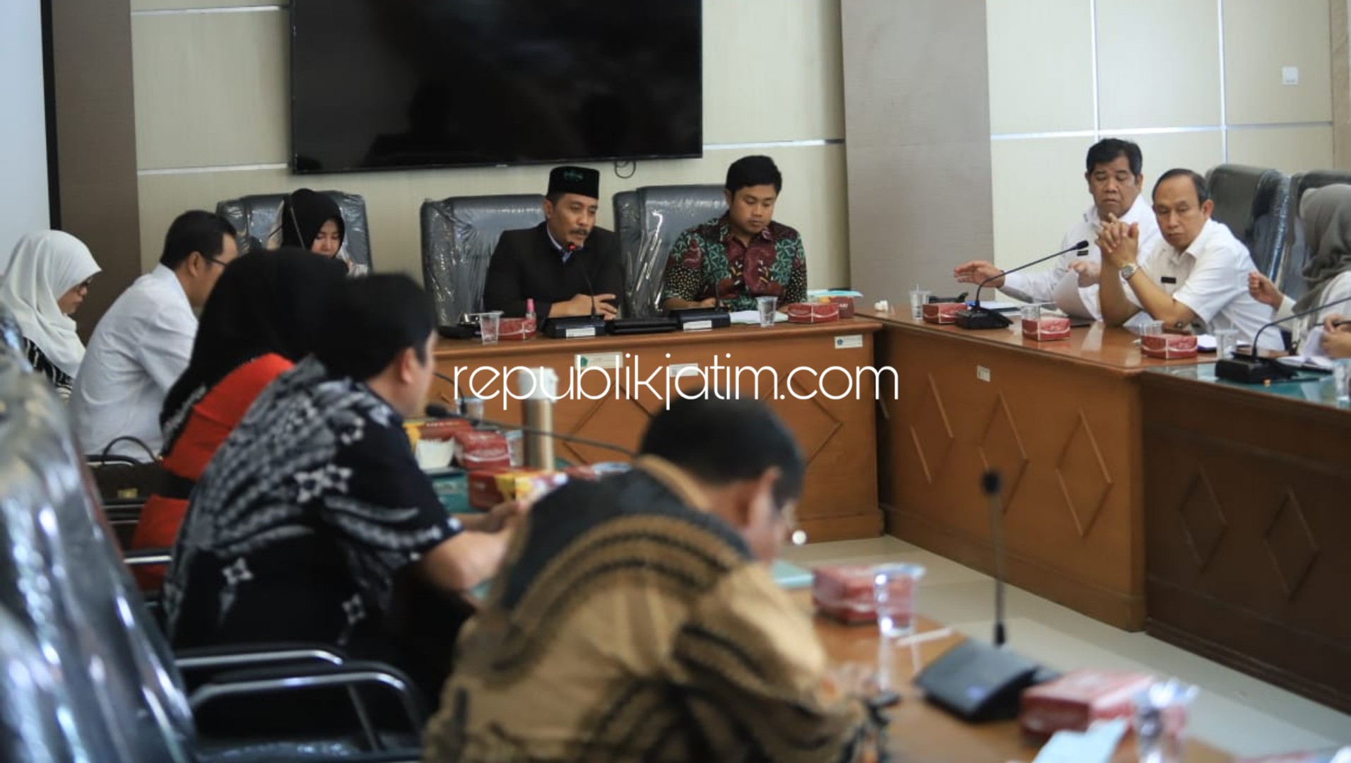 PENANGANAN - Ketua Komisi D DPRD Sidoarjo, M Dhamroni Chudlori dan anggotanya hearing bersama Dinkes dan tiga pimpinan Rumah Sakit rujukan pasien Corona di ruang rapat DPRD Sidoarjo membahas penanganan Virus Corona di Sidoarjo, Rabun(18/03/2020).