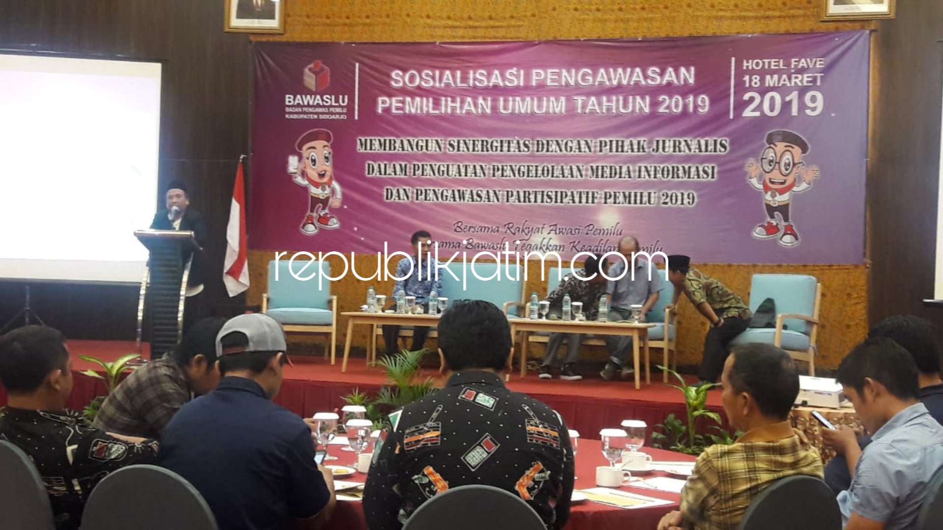 SOSIALISASI - Ketua Bawaslu Sidoarjo, Haidar Munjid memberikan paparan kepada puluhan wartawan dan Panwas di Favehotel Sidoarjo tentang peran pers dalam pengawasan Pemilu, Senin (18/03/2019).