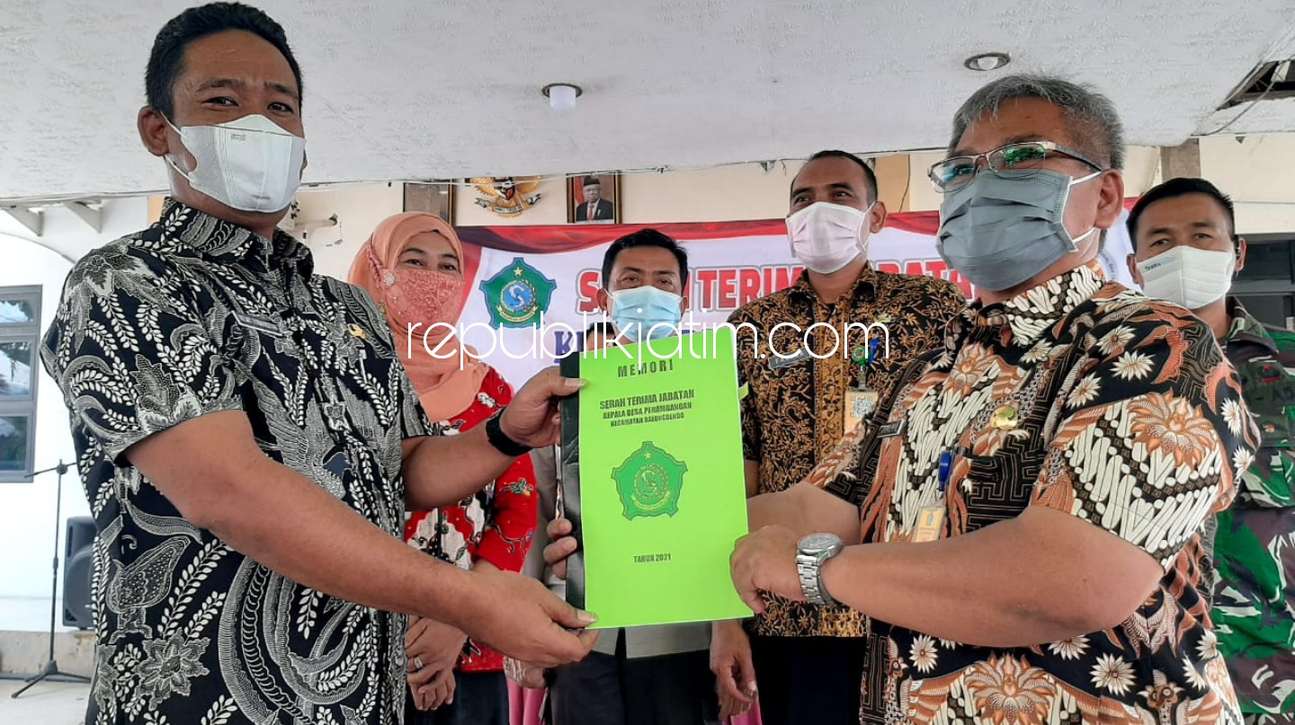 SERTIJAB - Pj Kepala Desa Penambangan, Kecamatan Balongbendo, Sidoarjo, Junet menyerahkan memori kepada Kades Helmy Firmansyah di Balai Desa setempat, Kamis (18/03/2021).