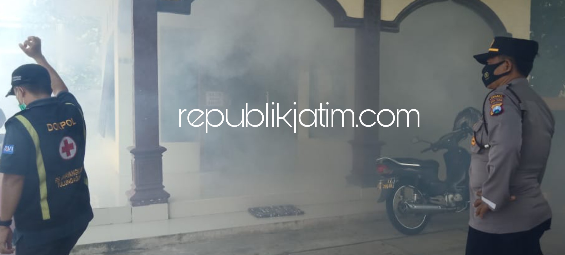FOGGING - Tim RS Bhayangkara Tulungagung melaksanakan fogging (pengasapan) di lingkungan Polsek Slahung, Kamis (18/03/2021). 